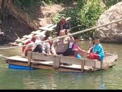 Polri Hadir untuk Masyarakat, Polsubsektor Rusip Antara Bantu Anak Sekolah dan Warga Menyeberang Sungai dengan Rakit