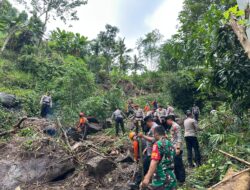 Polres Klungkung Bersinergi Bersihkan Material Longsor di Bukit Abah