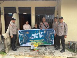Polsek Pangkalan Kerinci Salurkan Bantuan Sembako kepada Warga Kurang Mampu dalam Program Jumat Berkah