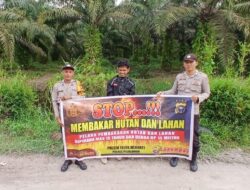 Cegah Karhutla, Polsek Teluk Meranti Sebar Maklumat Kapolda dan Himbauan di Perkebunan Warga