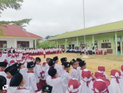 Sambang Sekolah di Kerumutan, Polisi Berikan Edukasi Anti Kecelakaan dan Bullying