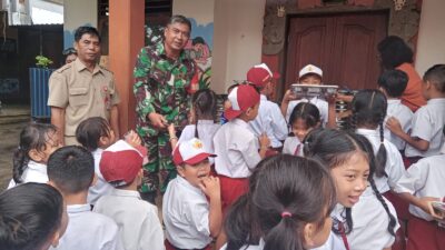 Pemberian Makan Sehat Gratis di SDN 8 Dajan Peken, Babinsa Pastikan Keamanan dan Kelancaran