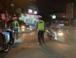 Antisipasi Peningkatan Volume Kendaraan Unit Lalulintas Polsek Mengwi Laksanakan Pengaturan di Simpang Beringkit