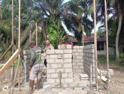 Sinergi Bhabinkamtibmas dan Warga Desa Pematang Tinggi Bangun Kamar Mandi Baru