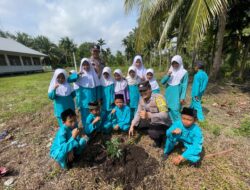 Polisi Tanam Pohon Bersama Siswa SD di Kuala Kampar