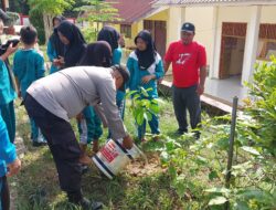 Ajak Siswa SD, Polsek Pangkalan Lesung Galakkan Penghijauan Lingkungan