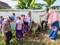Dukung Kelestarian Alam, Polisi Tanam Pohon Bersama Siswa di Pangkalan Kerinci