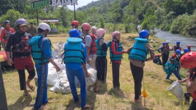 Kapolres Aceh Tengah Turun Kutip Sampah di Aliran Sungai Peusangan Bersama Komunitas dan Pemuda Gayo