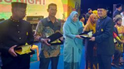 H Munawal Hadi Serahkan Penghargaan Warnai Penutupan Opening Ceremony Rangkaian HUT Bireuen ke-26.