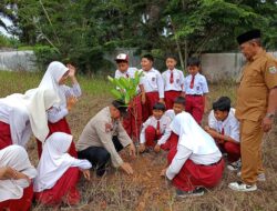 Dukung Kelestarian Alam, Polisi Tanam Pohon Cempedak di Pelalawan