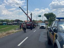 Diduga Sopir Microsleep, Mobil Asal Solo Nyemplung Sawah di Juwiring Klaten