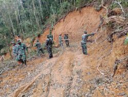 Satgas TMMD Ke-126 Bersihkan Jalur Badan Jalan di Linge Bersama Warga