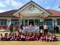 Hijaukan Lingkungan Sejak Dini, Polres Pelalawan Tanam Bibit Pohon di TK Mekarjaya