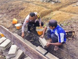 Gotong Royong Bhabinkamtibmas di Kerumutan, Bangun Pondasi Rumah untuk Warga