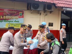 KAPOLRES METRO TANGERANG KOTA GELAR “JUM’AT PEDULI” BAGIKAN BANSOS UNTUK OJEK ONLINE DI BATUCEPER