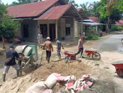 Kuatkan Kamtibmas, Bhabinkamtibmas Kerja Bakti di Kerumutan
