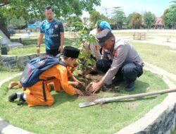 Dukung Program Kapolda Riau, Polsek Kerumutan Laksanakan Penanaman Pohon di Sekolah