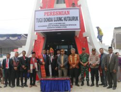 Bupati Taput: “Belanjalah di Taput, Jangan Bawa Pulang Uangnya” Saat Resmikan Tugu Donda Ujung Hutauruk