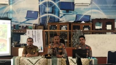 Siswa SMK Negeri 1 Kerumutan Tanam Bibit Pohon Bersama Polisi