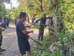 Babinsa Koramil 02/Bebesen Bersama Warga Karya Bhakti Bersihkan Parit Dari Sampah Dan Rumput