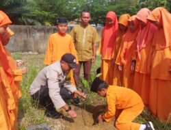 Hijaukan Lingkungan, Polsek Pangkalan Lesung Ajak Siswa SD Tanam Bibit Pohon
