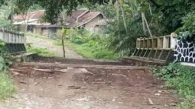 Kebijakan pemerintah didalam insfratruktur pembangunan jalan di harap Warga Desa parungkokosan kecamatan Cikeusik Pandeglang Banten