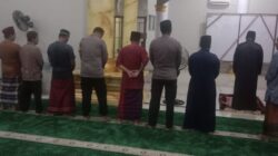 Sholat Magrib Berjamaah Jadi Sarana Polsek Pangkalan Lesung Dekatkan Diri dengan Warga