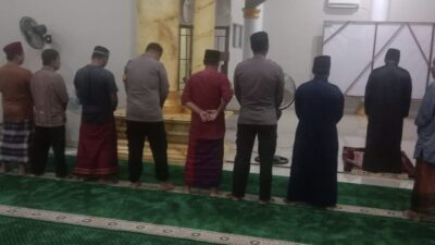 Sholat Magrib Berjamaah Jadi Sarana Polsek Pangkalan Lesung Dekatkan Diri dengan Warga