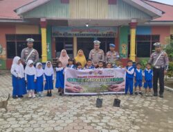 Polres Pelalawan Tanam Bibit Pohon Buah Bersama Siswa TK di Pangkalan Kuras