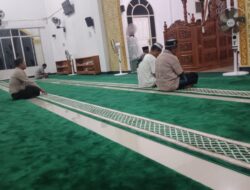 Sholat Subuh Bersama, Polsek Ukui Pererat Silaturahmi dengan Warga