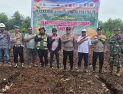 Polsek Teluk Meranti Bersama Petani Tanam Jagung Serentak Dukung Swasembada Pangan 2025