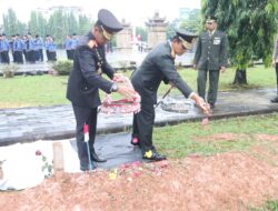 Hujan Rintik Tak Surutkan Semangat Kapolda Sumsel Ikuti Ziarah Nasional Hari Pahlawan