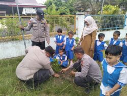 Hijaukan Sekolah, Polsek Kerumutan Tanam Bibit Pohon di TK Permata Bunda