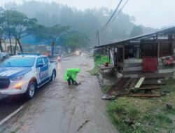 Hujan Deras Bukan Halangan, Satlantas Polres Aceh Tengah Bergerak Cepat Tangani Banjir dan Kelancaran Arus
