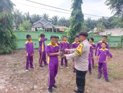 Dukung Program Kapolda Riau, Polsek Pangkalan Lesung Tanam Bibit Pohon di Sekolah Dasar