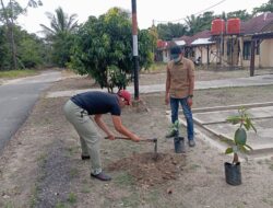 Polsek Pangkalan Kerinci Tanam Puluhan Bibit Pohon Peringati Hari Pohon Nasional