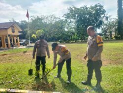 Hijaukan Mapolsek, Polsek Ukui Gerakkan Penanaman 17 Bibit Pohon