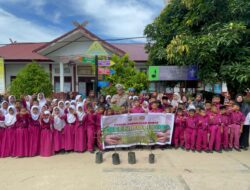 Polisi Pangkalan Kuras Tanam Bibit Pohon Buah di SDN 006 Sorek Dua, Dukung Program Green Policing