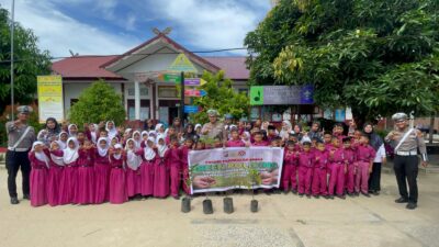 Polisi Pangkalan Kuras Tanam Bibit Pohon Buah di SDN 006 Sorek Dua, Dukung Program Green Policing