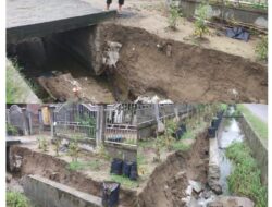 Luapan air irigasi Desa Lueng Baro terjang tanggul depan meusjid keude asan Senin 24/11/2025