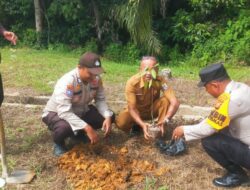 Dukung Green Policing, Polsek Ukui Tanam Pohon Buah di Lingkungan Kelurahan