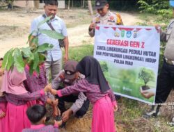 Polsek Bunut Tanam Bibit Pohon Matoa di TK Al Bainur Desa Merbau