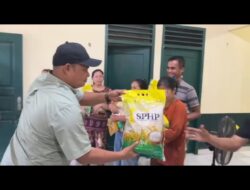 Meski Hujan Lebat PT Gren Palma Riau Jaya Tetap Salurankan Bantuan 2 Ton Beras dan Sembako untuk Warga Kepau Jaya dan Karyawan