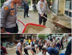 Kapolres Lhokseumawe Kerahkan Puluhan Personelnya, Bersihkan Sisa Lumpur di Keude Geudong