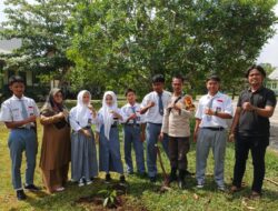 Polisi Sosialisasikan Green Policing dan Tanam Bibit Pohon di SMAN 1 Teluk Meranti