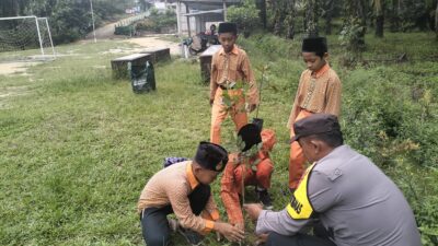 Siswa dan Polisi Bersinergi Tanam Pohon di Kecamatan Kerumutan