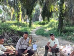 Bhabinkamtibmas Langgam Sambangi Pos Security PT MUP, Ingatkan Warga Waspada Hoaks