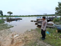 Polisi Cek Kondisi Banjir di Dusun Nilo Pelalawan, Aktivitas Warga Tetap Normal
