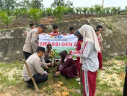 Dukung Penghijauan, Polisi Pelalawan Tanam Bibit Pohon di Pangkalan Kerinci