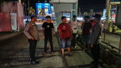 Patroli Malam Polsek Pangkalan Kerinci, Warga dan Security Dihimbau Waspada Kejahatan